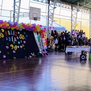 Alumnos/as realizan un acto muy especial por el Día del Funcionario